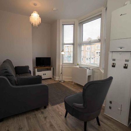 Pass The Keys Newly Renovated 2 Bedroom Apartment And Free Parking 斯卡伯勒 外观 照片